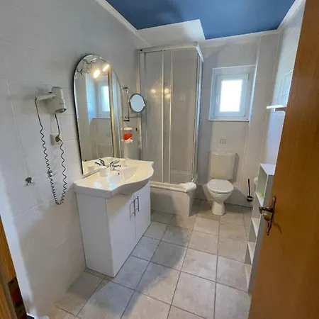 Hotel Haus Usedom Ferienwohnanlage Mit Fruehstuecks-restaurant Gegenueber Im Seeschloesschen 4*