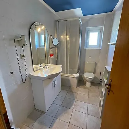 Hotel Haus Usedom Ferienwohnanlage Mit Fruehstuecks-restaurant Gegenueber Im Seeschloesschen 4*