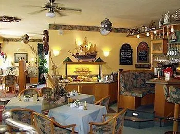 Haus Usedom Ferienwohnanlage Mit Fruehstuecks-restaurant Gegenueber Im Seeschloesschen Hotell 4*